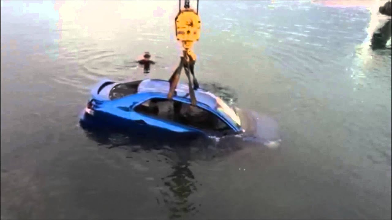 Car Removed From Harbour, Oct 25 2015 Bernews.TV